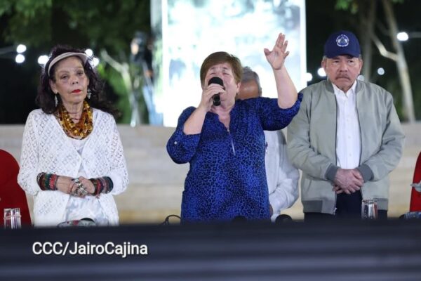 Pastora Doris Avyla ora por la paz de Nicaragua en el Acto Central de Abril, Mes de la Paz