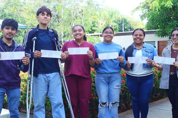 Becas universitarias Pueblo Presidente comienzan a entregarse a nivel nacional
