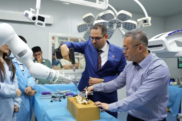 Médicos Ortopedistas del MINSA se capacitan en China en Robótica e Inteligencia Artificial
