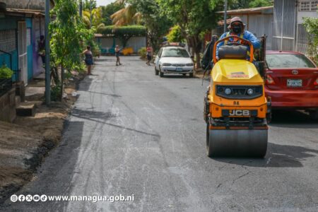 El programa Calles para el Pueblo avanza en Laureles Norte con el mejoramiento de 3.5 cuadras de revestimiento asfáltico, beneficiando directamente a cientos de familias y fortaleciendo la conectividad vial.