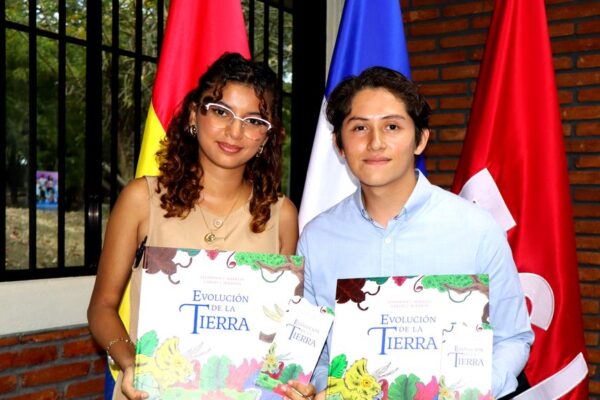 Jóvenes de la UNAN-Managua presentan libro infantil sobre la evolución de la Tierra y los dinosaurios