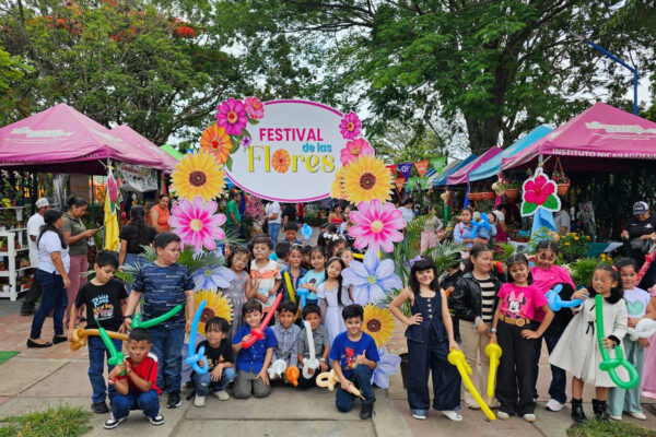 Festivales de las Flores impulsan economía creativa y generan nuevas oportunidades para familias emprendedoras