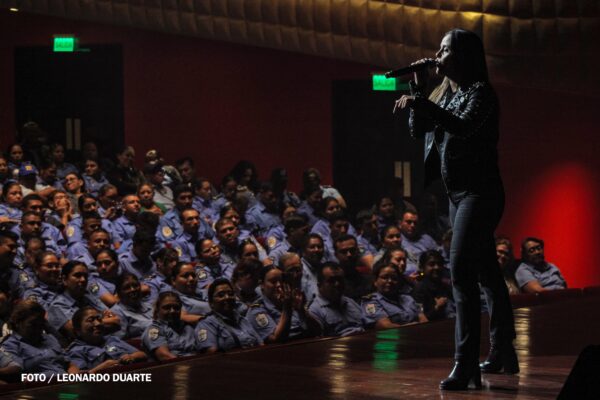 Familias nicaragüenses disfrutan de un homenaje sinfónico a los Beatles en el Teatro Nacional Rubén Darío