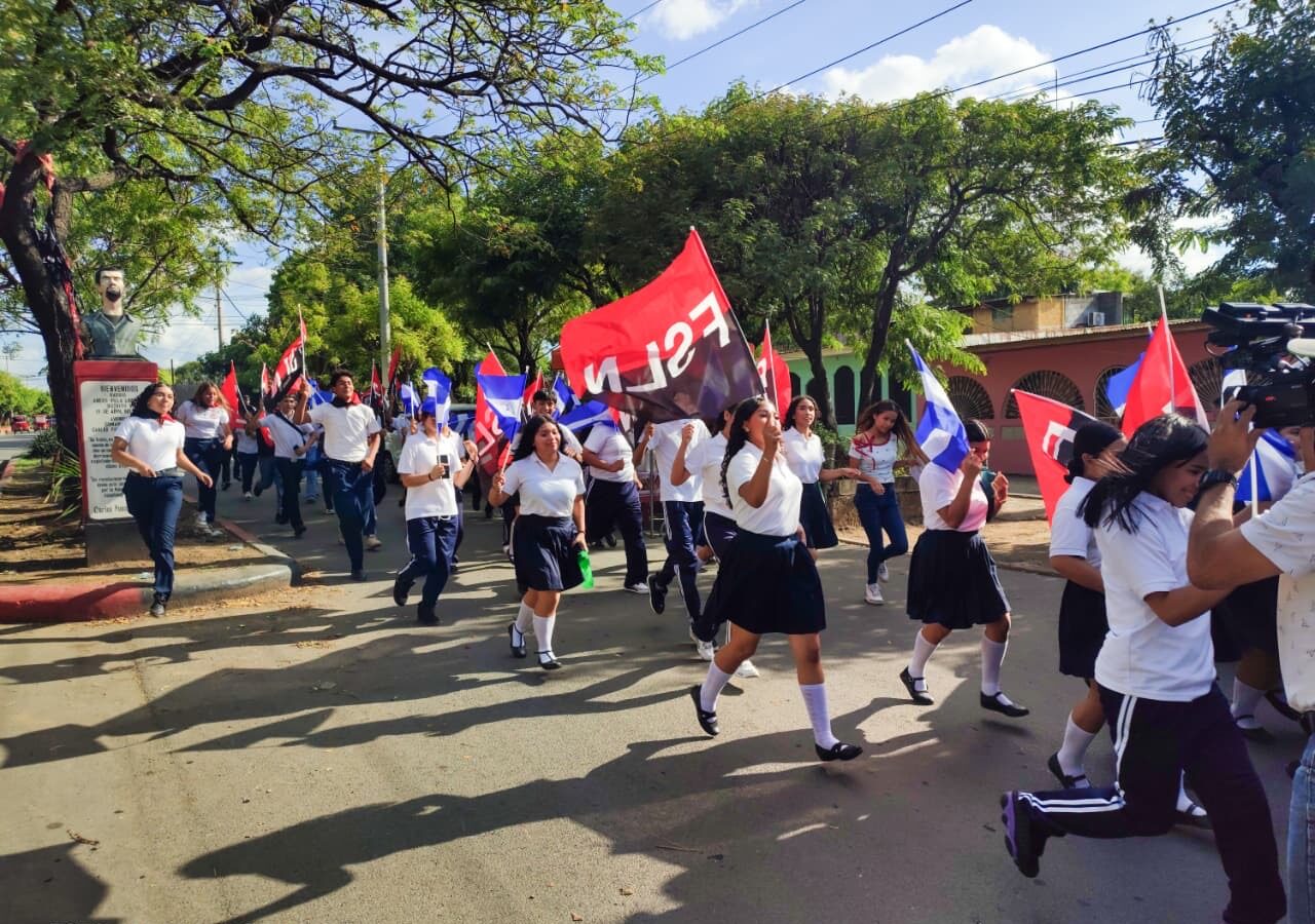 Estudiantes de secundaria reafirman su compromiso con el legado de los Héroes y Mártires de la Colina 110