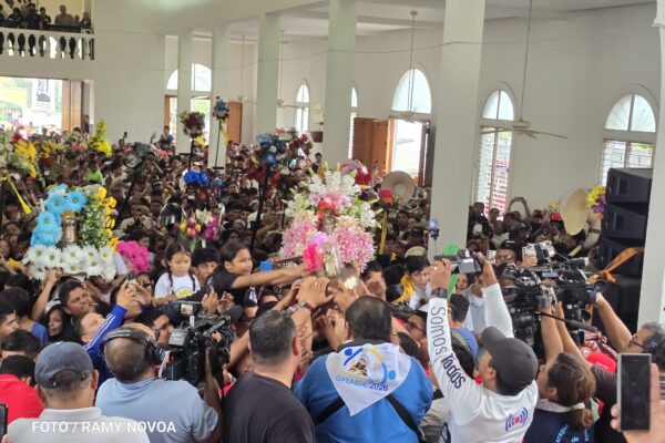 Miles de promesantes participan en la bajada de Santo Domingo de Guzmán en Las Sierritas