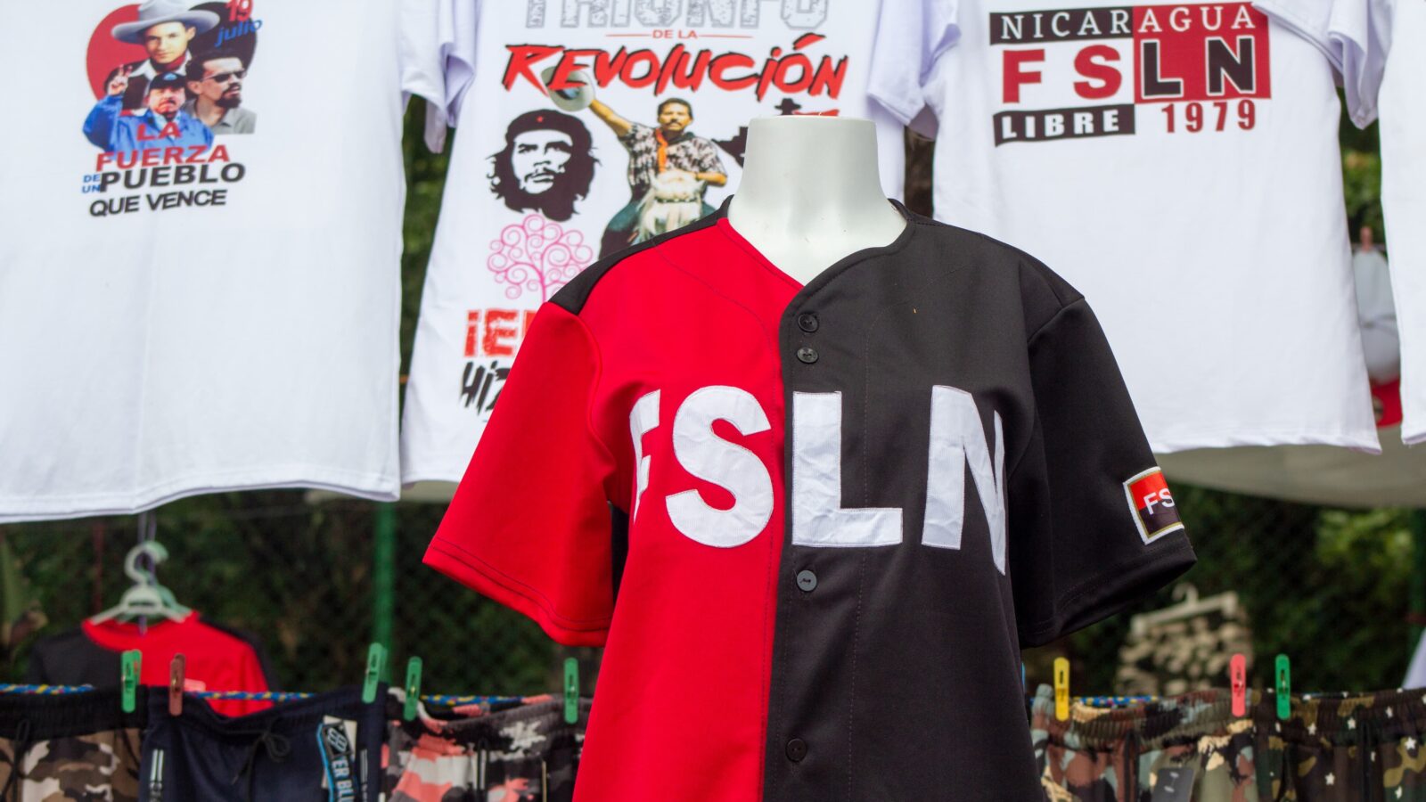 Si aún no tenés tu camiseta del 47/19, la avenida de Bolívar a Chávez te espera