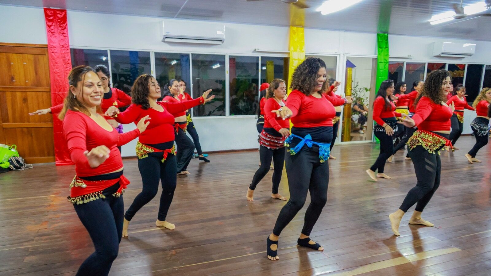 La cultura y el talento femenino brillan en master class de belly dance en Managua