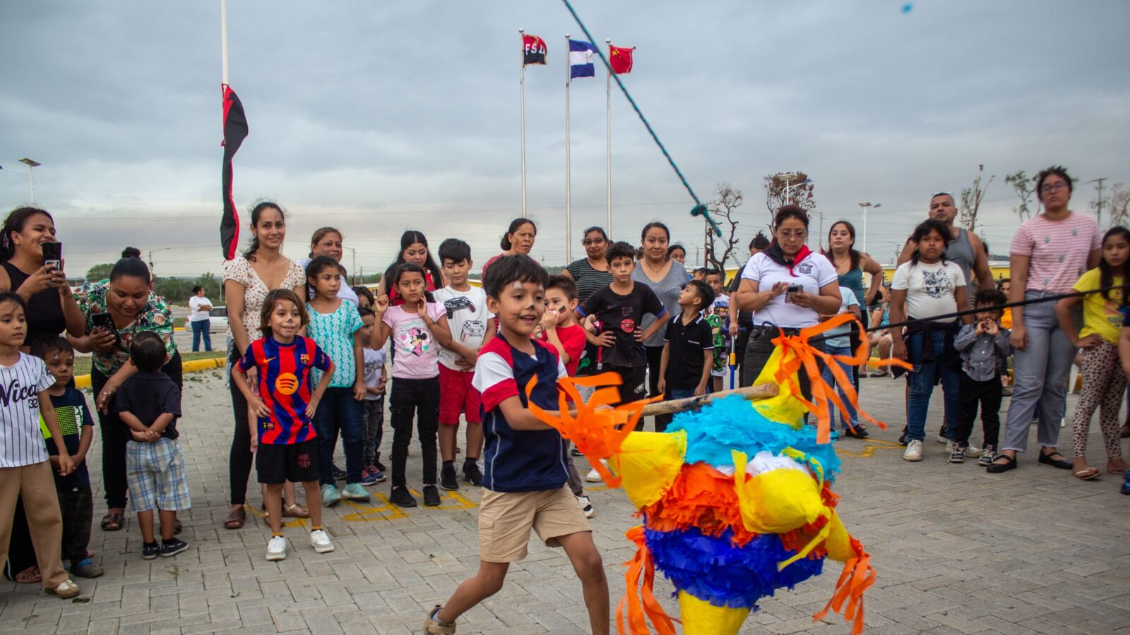 Niños y niñas celebran el Día de la Alegría con piñatas en barrios de Managua