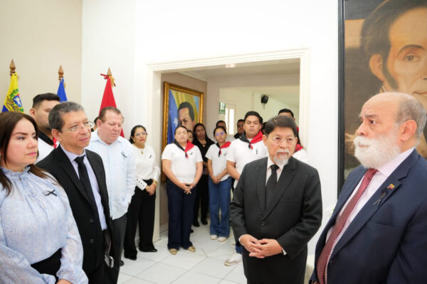 Delegación del Gobierno de Nicaragua firma Libro de Condolencias en la Embajada de Venezuela