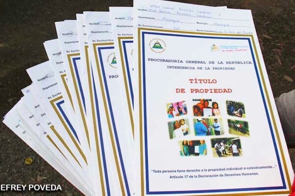 511 familias reciben títulos de propiedad en varios municipios de Nicaragua