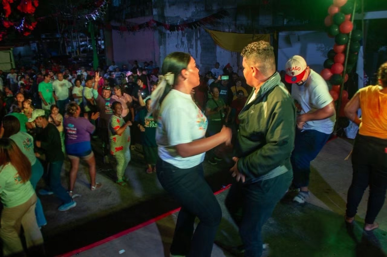 Familias de Managua celebran con vigilias la víspera del 47 aniversario de la Revolución
