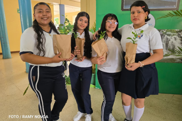 Juventud nicaragüense fortalece su compromiso ambiental con adopción de árboles