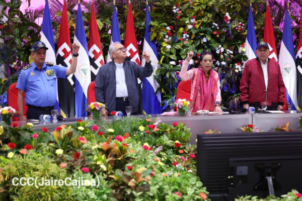 Copresidentes participan en el 47 aniversario de la Fuerza Aérea del Ejército de Nicaragua