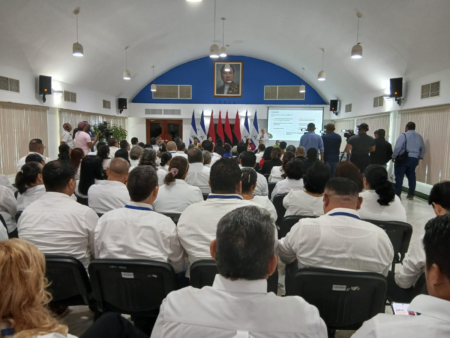 Wendy Morales expone ante alcaldes y autoridades municipales durante la consulta sobre la reforma constitucional en la Asamblea Nacional.