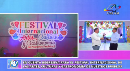Familias recorren los pabellones internacionales durante el Festival Internacional de las Artes, Culturas y Gastronomía de Nuestros Pueblos en el Centro de Convenciones Olof Palme.