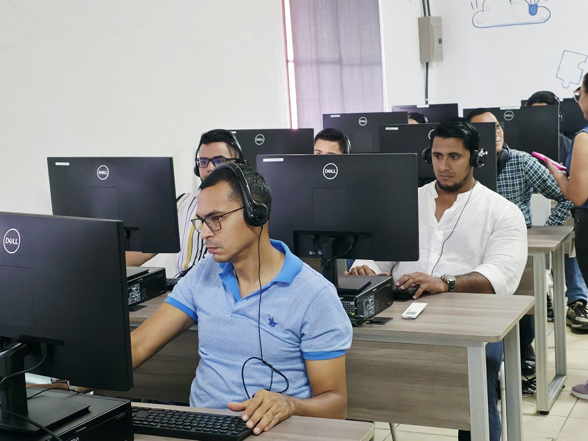 Mentores evalúan proyectos que buscan llegar al Festival Tecnológico Hackathon Nicaragua