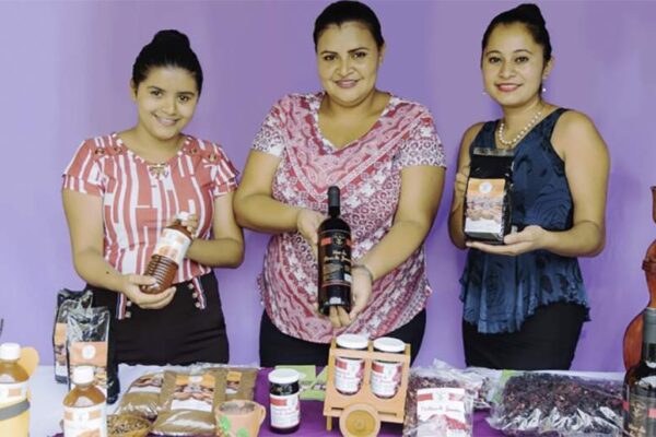 Más financiamiento para emprendedores a través de Usura Cero y programa Adelante