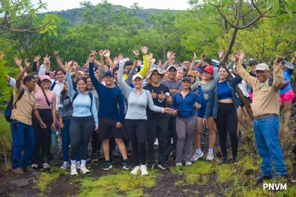 MARENA promueve la educación ambiental con senderismo en la ruta Pencas–Planicie del Nindirí del Volcán Masaya