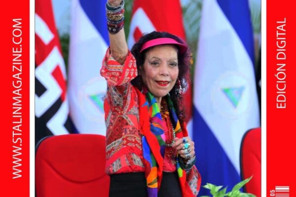 Aquí estamos todos, de pie, siempre caminando, nunca de rodillas